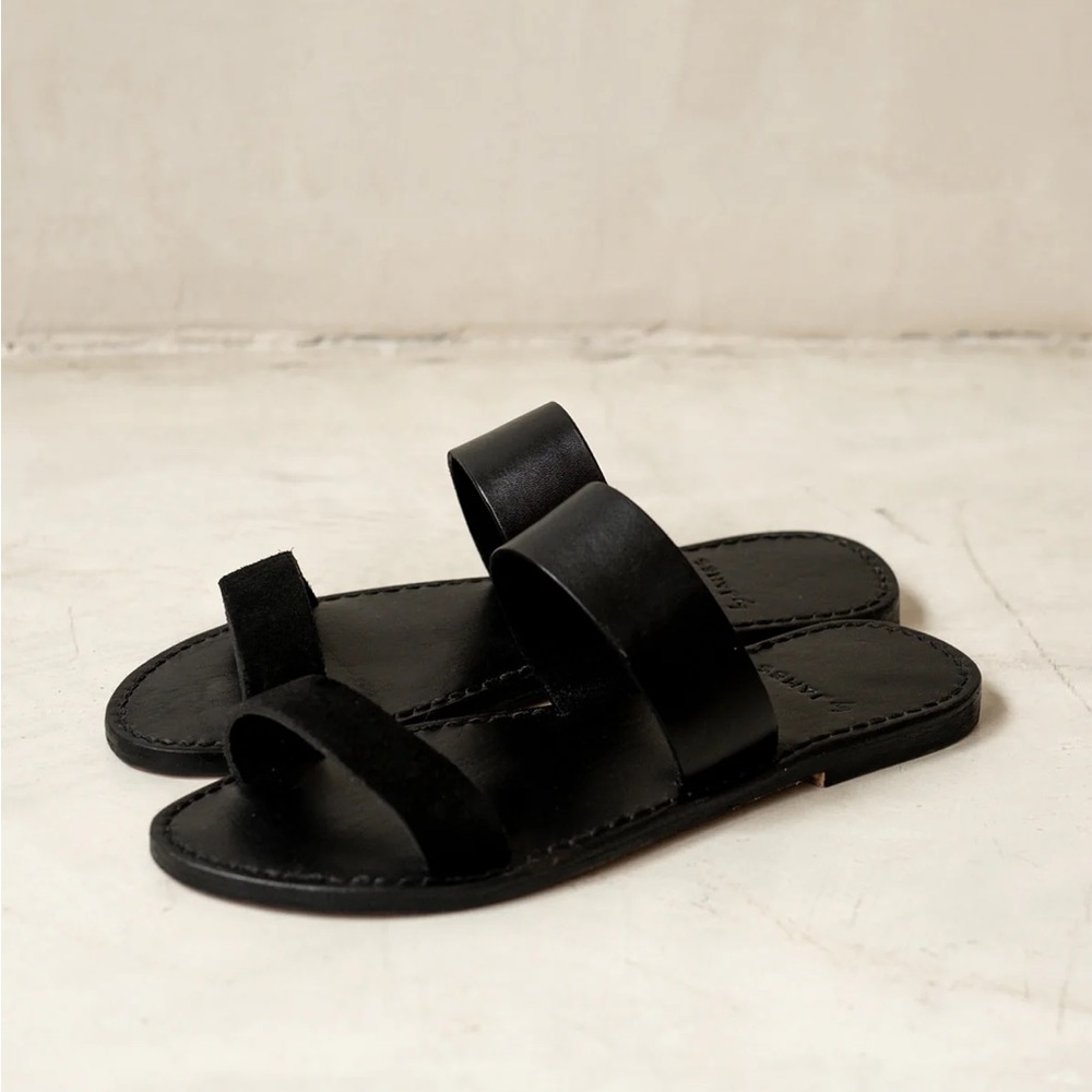 ByJames James Sandal